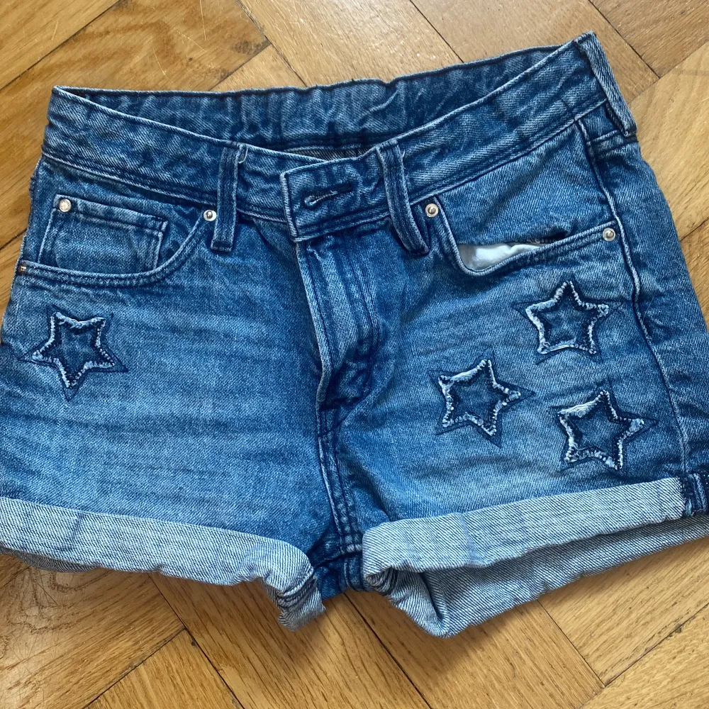 Super snygga jeansshorts!! De har stjärn detaljer och är midwaist. De är väldigt yk2, skulle jätte gärna ha kvar dem men nu passar de ej mig längre💗💗. Shorts.