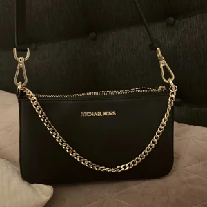 Michael Kors väska - ÄKTA Mk väska i svart läder. Kan användas som Axel väska, handväska och går såklart att ha runt halsen (sidoväska). Bra skick och inte skador. 