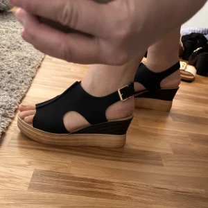 Snygga strandklackar - Mer info på sista bilden. Jag har vanligtvis 39-40. Är helt oanvänd! KOLLA GÄRNA IN MINA ANDRA ANONSER, DET MESTA ÄR HELT OANVÄNT 🥰