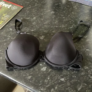 Ny BH  - Helt ny svart bh från Lindex i strl 70c. Endast testad men passar ej.  Ingen push-up 