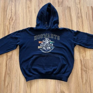 Hogwarts Hoodie - hogwarts hoodie i nyskick, har haft den ganska länge men tar inte på mig den lika mycket.