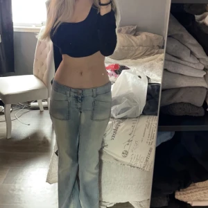 Lågmidjade jeans  - Jätte fina Low waist boot cut jeans. Jag är 174 cm lång och dom går till anklarna på mig. Dom är i jätte bra skick men säljer på grund av att dom inte kommer till användning 💗