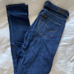 Mörkare jeans från Lee. Använda men fina. Stl 26 längd 33 100kr