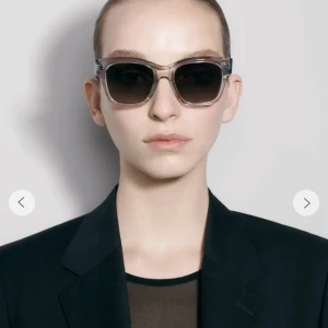 Chimi solglasögon - Säljer nu mina chimis i modellen 07 då jag vill köpa 04or (ord pris 1250kr) Jätte varsamt använda och det finns både box, dustbag och fodral. Tar gärna emot bud, men ej skambud💕 BYTER GÄRNA MOT 04Or 