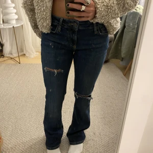Lågmidjade jeans med hål - Säljer dessa lågmidjade jeansen med hål❤️‍🔥❤️‍🔥så fina!!