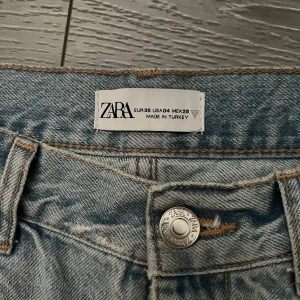 Zara jeans strl 36 - Högmidjan, aldrig använda. Bra passform. Köpare står för frakt. Ord.pris: 699