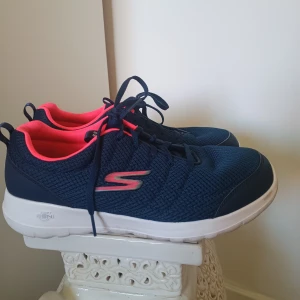 Blåa Skechers sneaker - Blåa Skechers i storlek 40 (Är ganska stora i storleken) Använda endast ett fåtal gånger, så är så gott som nya! 