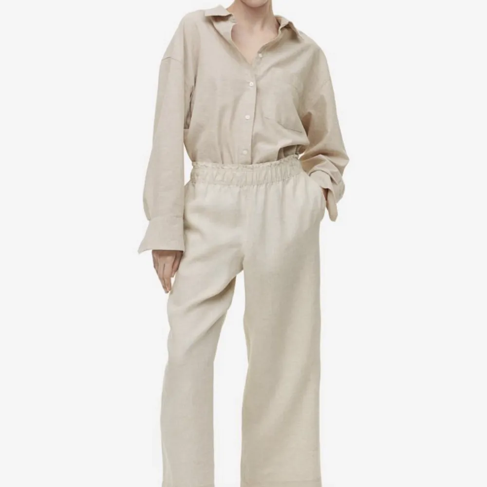 Ett sparsamt använt linneset från H&M med skjorta och byxa. Samma set som på bilden, fast en dov grön färg, inte beige. Storlek: M på både byxa och skjorta . Jeans & Byxor.