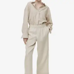 Ett sparsamt använt linneset från H&M med skjorta och byxa. Samma set som på bilden, fast en dov grön färg, inte beige. Storlek: M på både byxa och skjorta 