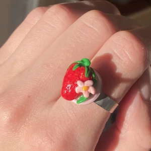 Jordgubbe ring  - Handgjord ring i polymerlera. Justerbar ring. 