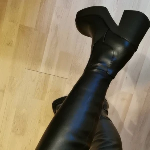 Steve Madden boots Seasons - Säljer ett par oanvända Steve madden Seasons skor i storlek 37. Oanvända med tag kvar, säljer pga att sista returdag passerat. Kan mötas upp eller posta. Köpare står för frakt.   Bara seriösa!!