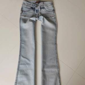 Säljer dessa skitsnygga lowwaist vintage jeans från Gant. Väldigt sällsynta och finns inte att få tag på någonstans. Köparen står för frakt!💕 Midjemått 37cm Innerbenslängdem 88cm  Köp direkt för 500