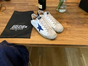Golden goose sneakers  - Säljer mina nästintill helt nya golden goose 44 köpta för 5000kr och säljer för 3800 då de är riktigt fräscha och populära såklart tillkommer dustbag!