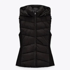 Zara väst - Säljer min populära zara väst i den gamla modellen som inte finns kvar, den nya modellen är också slutsåld. Den köptes i somras och har används lite då och då. Den har inte defekter och den är båda vatten och vind tät.