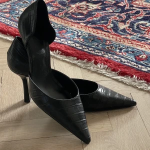 Svarta Klackar - Svarta pumps från Mango strl 40. Super snygga klckar som är sköna och lätta att gå i.Svart läderimitation . Använda ett par gånger så varan är i fint skick! Frakt tillkommer på ca 100kr
