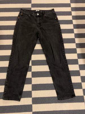 Säljer svarta jeans från lager 157. Storleken är L men det är en tjej modell. Passar mig som kille och jag brukar ha storlek XS och S. 
