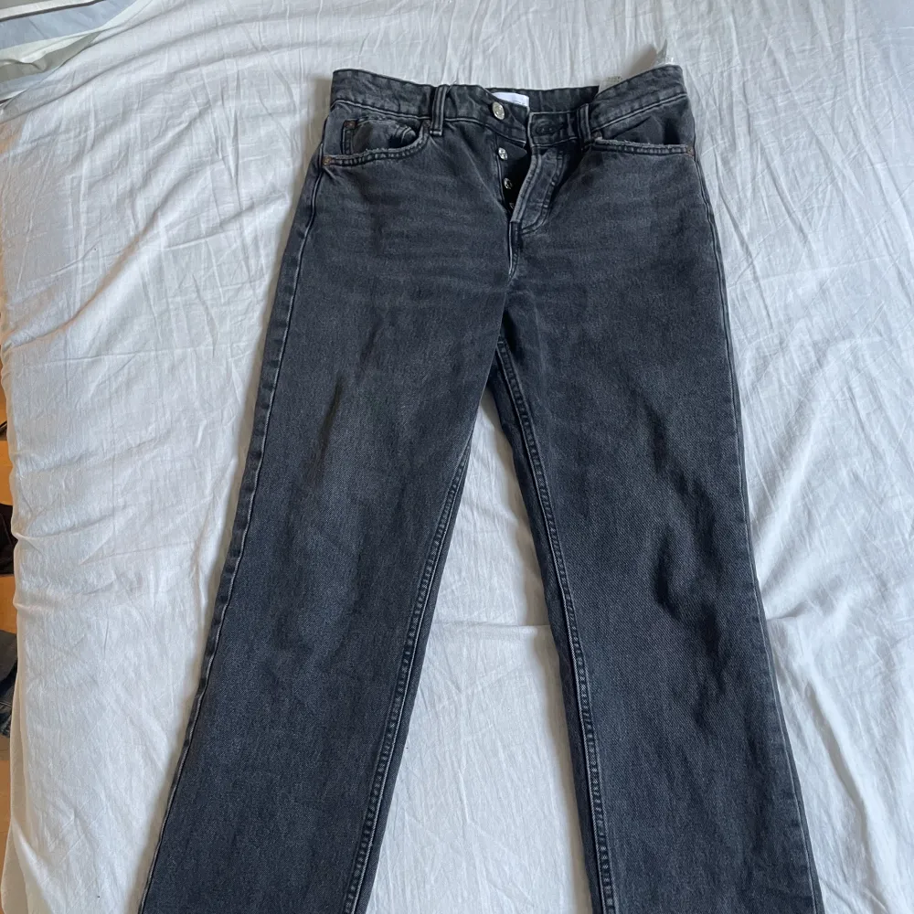 Svarta zara jeans som blivit för små för mig. Raka i benen, jättefina!. Jeans & Byxor.