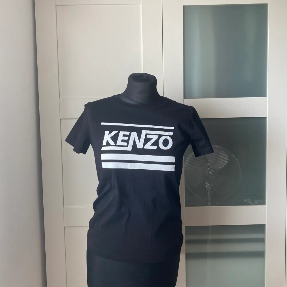 Märke Kenzo Färg svart Originalpris 1100kr Knappt använd  Önskar ni flera bilder är de bara och skriva, då man inte får plats med allt här!. T-shirts.
