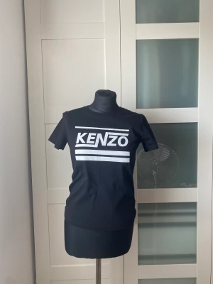 Kenzo tshirt  - Märke Kenzo Färg svart Originalpris 1100kr Knappt använd  Önskar ni flera bilder är de bara och skriva, då man inte får plats med allt här!