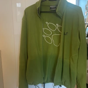 Jack Wolfskin - En flis som jag knappt använt och den är i bra skick. Storlek L men funkar på S person.  Priset kan diskuteras