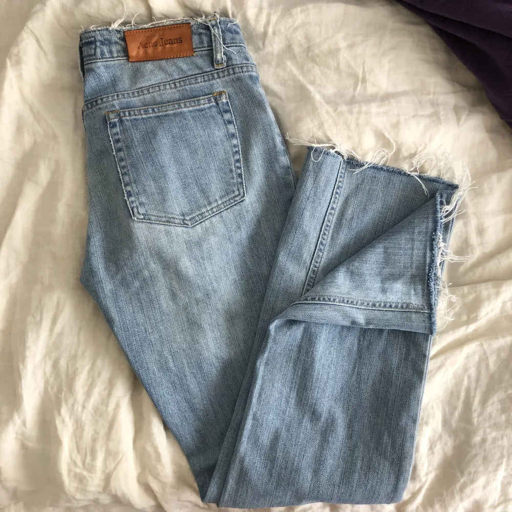 Low waist, ljusblå Acne jeans. Storlek 29/34 men avklippta ben så lite kortare. . Jeans & Byxor.