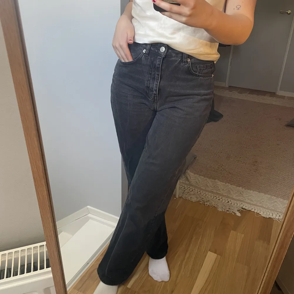 Svarta NA-KD jeans i storlek 36. Jag är 170 cm lång och byxorna är perfekt längd, men om du är kortare och vill ha lite längre byxor är dem perfekta! Har använt en del, men är välskötta och ser fortfarande nya ut ❤️. Jeans & Byxor.
