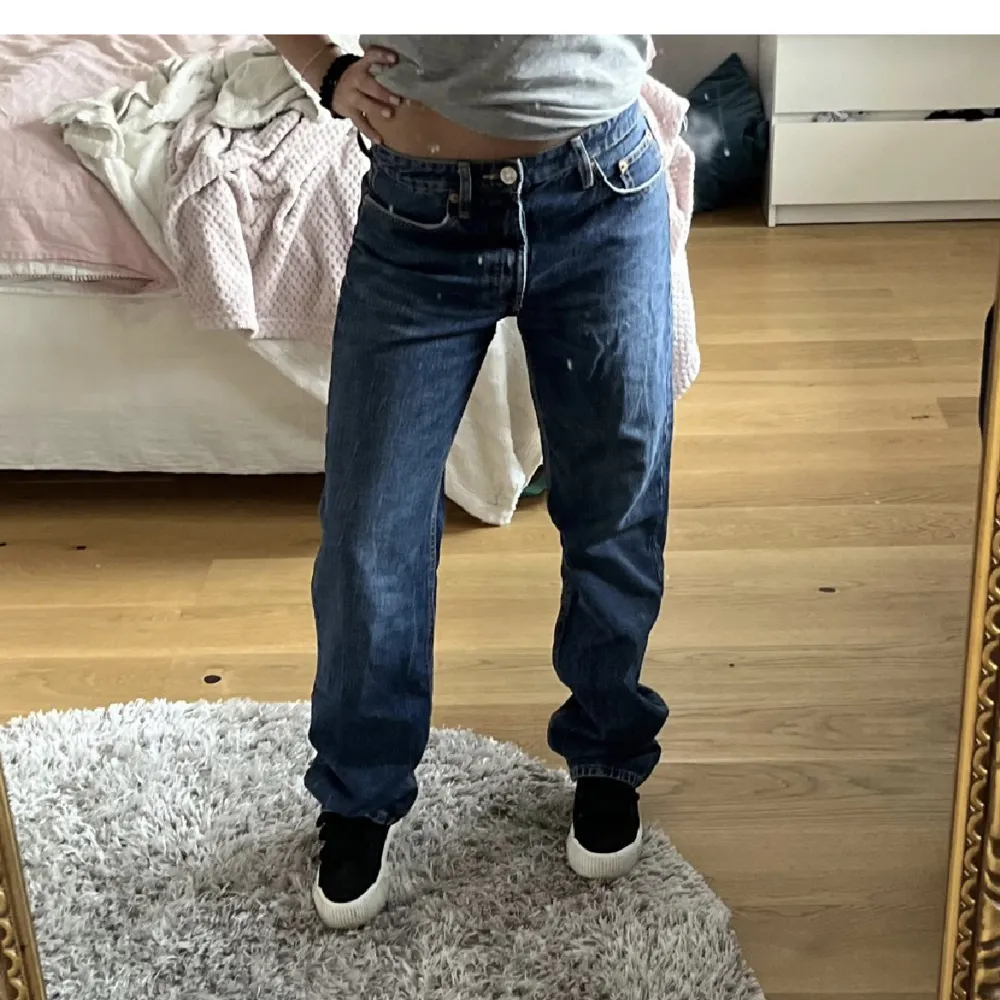Säljer dessa snygga midwaist jeans från zara! Så snygga💓Frakt ingår ej. Jeans & Byxor.