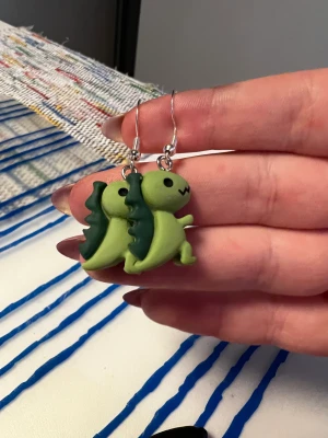 Dinosaurie örhänge  - Egengjorda örhängen 