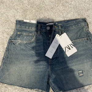 Zara shorts - Säljer dessa shorts från zara då det inte satt som jag ville. Dom är alldriga använda och i perfekt skick. Super fina att ha nu till sommaren.