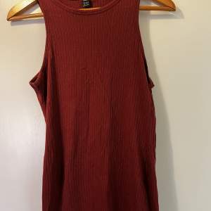 En röd klänning i storlek XL men mer som en L. Använd en gång. Kan skickas med frakt, Swish betalning.