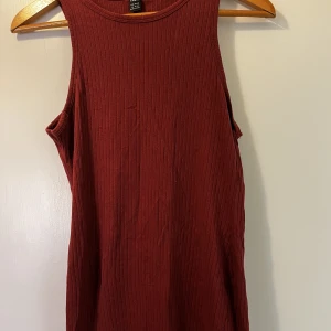 Röd klänning  - En röd klänning i storlek XL men mer som en L. Använd en gång. Kan skickas med frakt, Swish betalning.