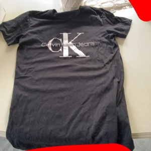 Calvin klein t-shirt - Säljer min t-shirt 
