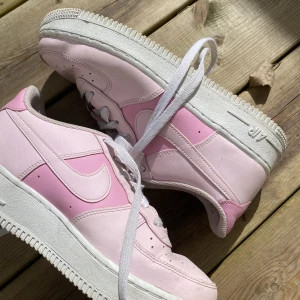 Rosa Nike air force - Så fina ljusrosa Nike airforce i fint skick! Original lådan finns kvar så de är äkta 🥰 38,5 i stl!