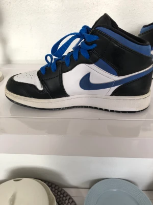 Jordan mid navy blue - Säljer dessas asnygga jordans. Säljer pga att de är för små🥲Nyputsade och i fantastiskt skick🤗🤗nypris 1000kr❤️