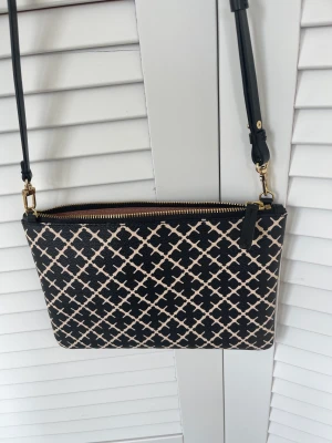 Malene Birger väska  - Malene Birger axelremsväska i ett väldigt fint skick. Nypris är 900kr