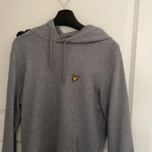 Lyle and scott - Säljer min Lyle and scott hoodie  för jag inte använder den och vill bli av med den. 