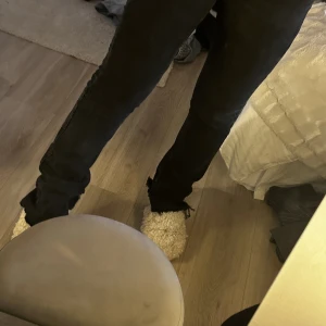 SUPERLÅNGA JEANS - Superlånga jeans i storlek 34, tighta med slits nertill, använda 5 gånger 