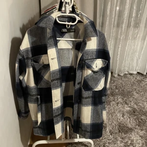 Rutig blå kappa - Säljer denna snygga kappa då den är för liten och jag har en annan kappa jag använder! Den är väl använd men ändå i bra skick, utan skador. Hör av er vid intresse eller ev frågor!😃