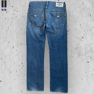 true religion jeans #693 - True Religion jeans i model Slim  💜 Tag 33W 💜Midja (rakt över) 43cm 💜 Innerben 79cm 💜 Ytterben 111cm 💜 Benöppning 20cm 💜 Lite nedgångna, saknar knapp på myntfickan. 💜Våra mått blir W=33, L=31 💜 Men jämför alltid måtten💜693