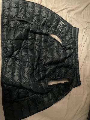 EA7 väst - Storlek s Inga skador Nyskick Använd Max 5 gånger och köpt på emporia room 1006 för 1600kr