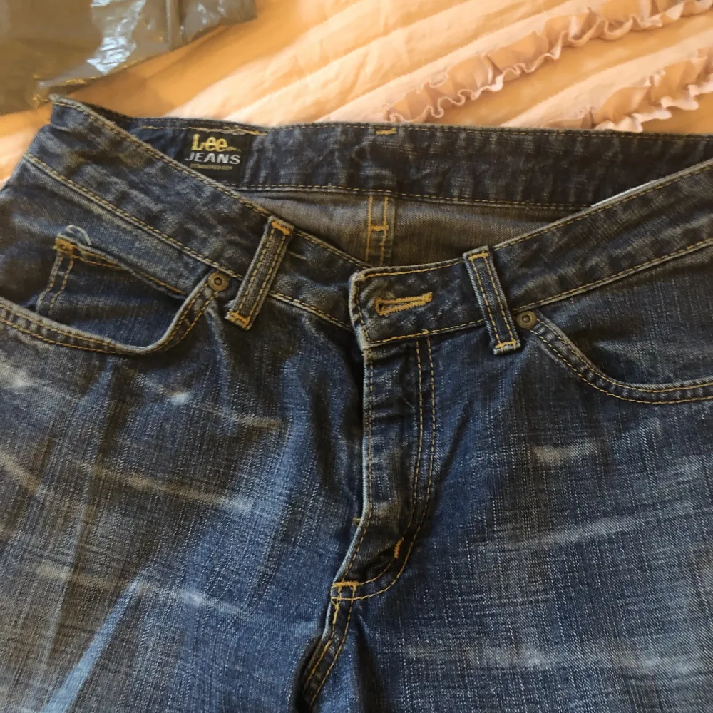 Assnygga lee jeans i storlek 28/31💕 Skulle säga att dom är mid waist. Ha i åtanke att dom är något stora på modellen❣️ Buda. Jeans & Byxor.