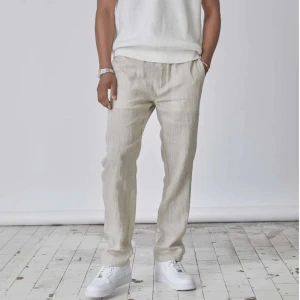 SKAGEN CLOTHING BEIGE LINNEBYXOR  - Säljer mina helt nya beige linnebyxor från skagen Clothing i storlek S. Säljer pågrund av att dom är för små för mig. Skicket är 10/10 aldrig använda prislapp sitter kvar. Priset kan diskuteras och skickar gärna fler bilder