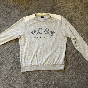 Hugo Boss Tröja - Vit Hugo boss tröja som blivit liten för mig, använd fåtal gånger, perfekt nu till hösten, även väldigt skönt material. Ordinarie pris: 1600