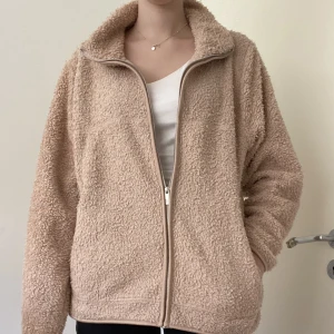 Zip-up hoodie från lager 157  - Zip-up hoodie från lager 157 i storlek XL. Använd fåtal gånger därav nyskick. Säljer pga att den inte blir använd. 