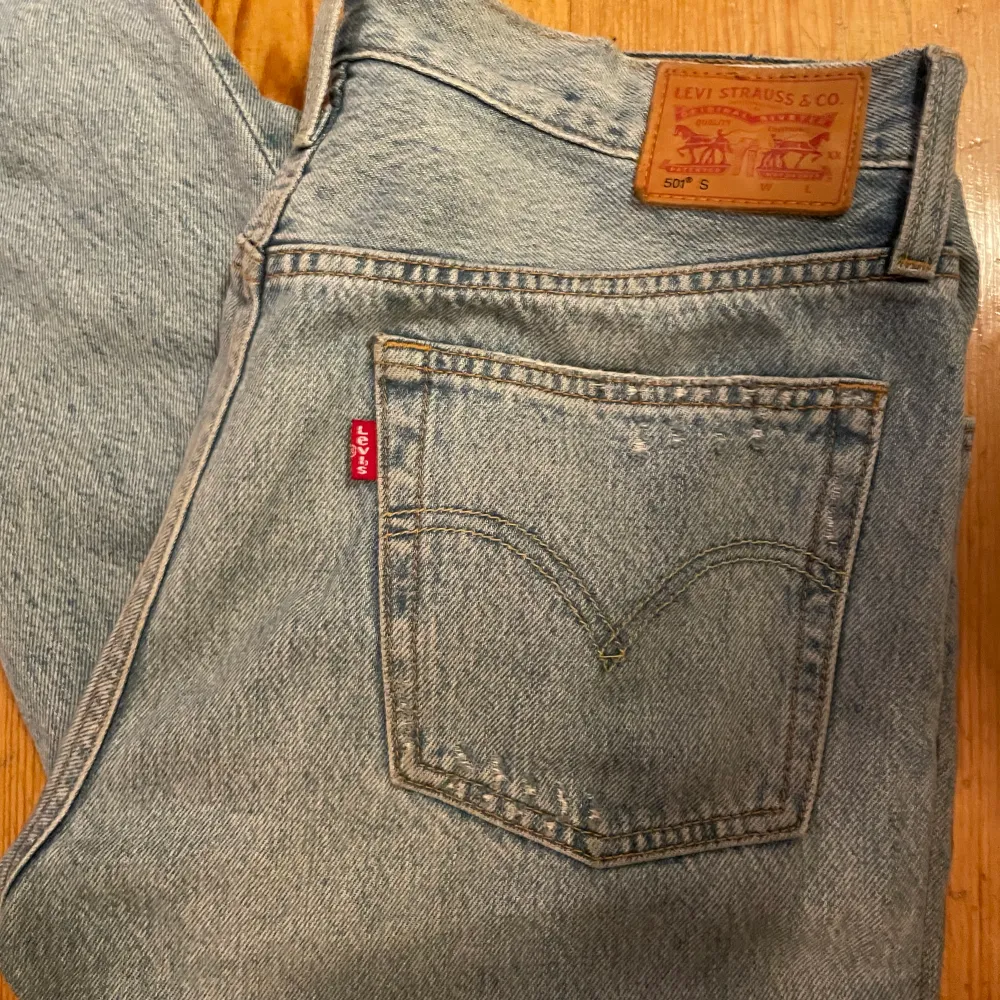 Jättefina jeans från Levis som tyvärr inte kommit till användning. Nypris 1000 kr . Jeans & Byxor.