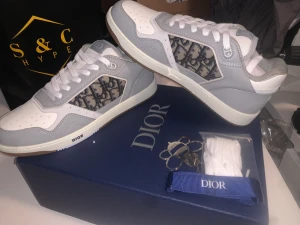 Dior B27 skor strl 44 - Helt nya, kvitto på 12.000:- finns. Tags låda allting ingår 