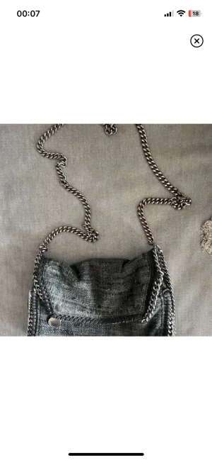 Stella McCartney väska  - Säljer denna väska, köpte av en tjej på Plick! Hon skrev att den var äkta! Priset kan diskuteras!