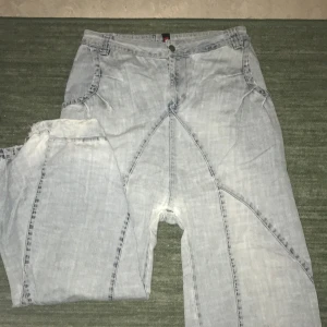 Baggy byxor  - Ascoola baggy byxor som ja tyvärr inte kommer använda, fint mönster på fickorna och är riktigt baggy. Skriv för fler bilder och mått! Dom är slitna vid lite överallt dock. 
