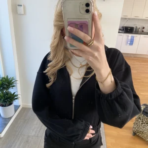 Chiquelle ziphoodie  - Säljer denna fina och super sköna kroppsdelar ziphoodien från chiquelle!  Använd en gång! Nyskick:) Nypris 500kr