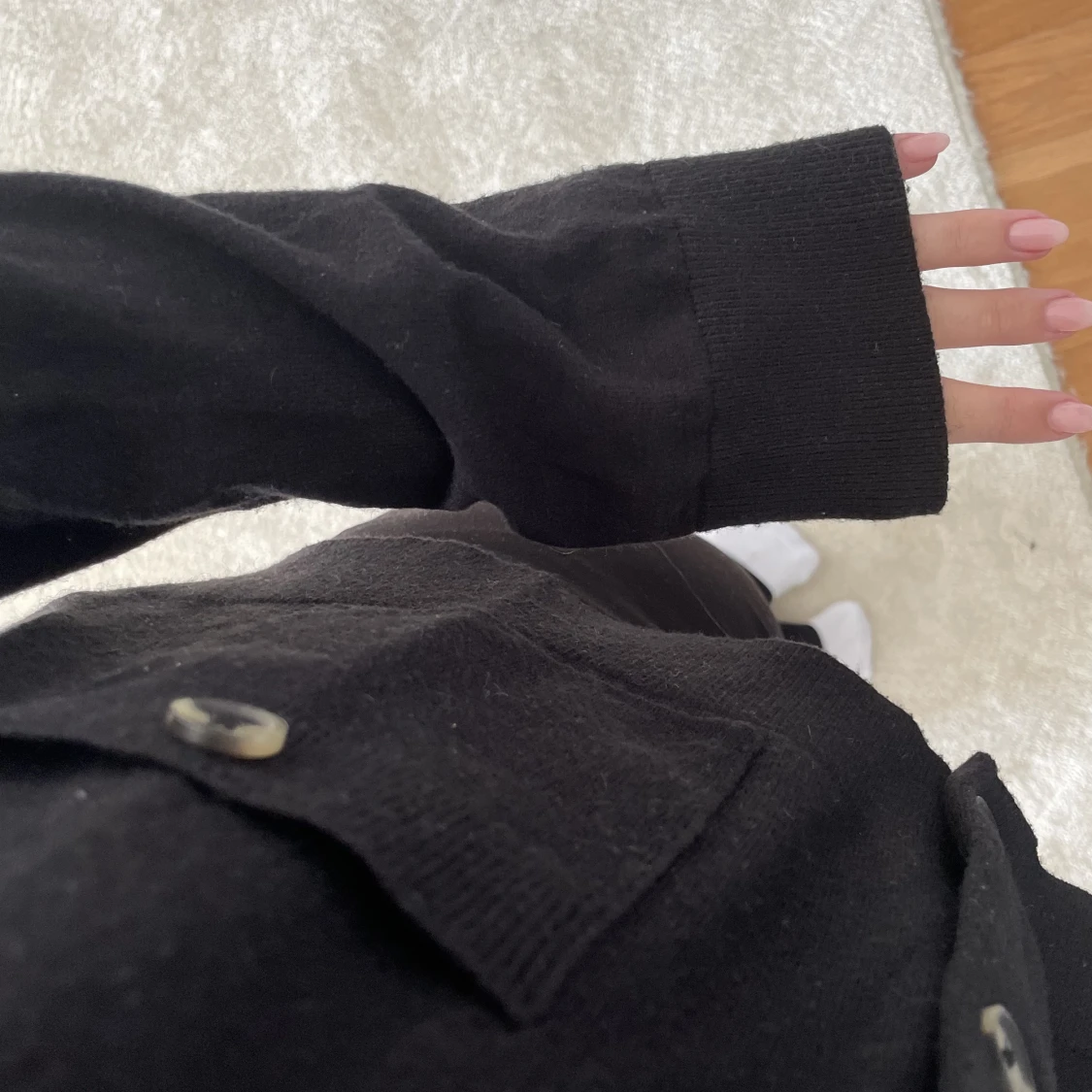 Svart kofta med knappar - 91